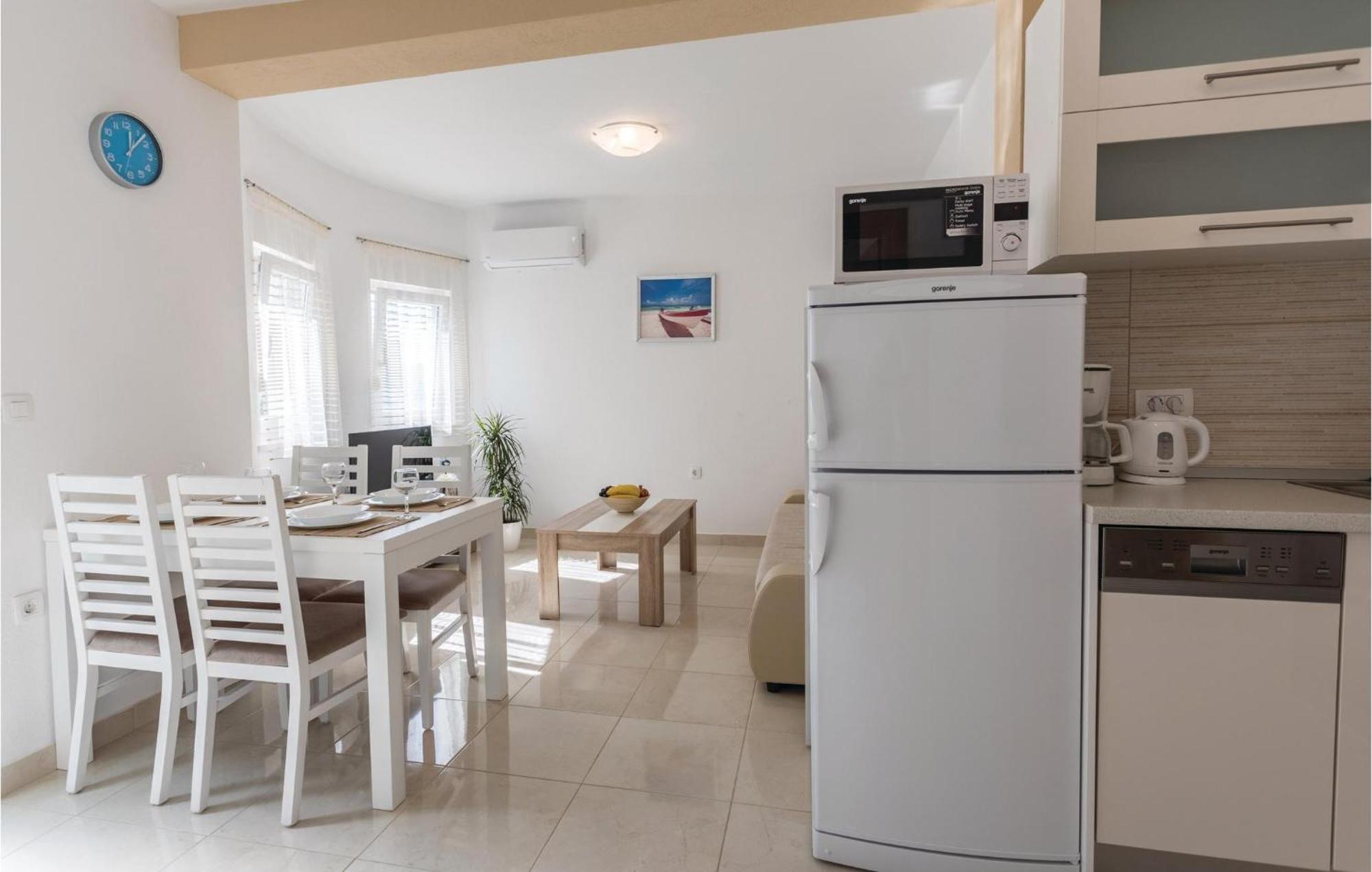 One-Bedroom Apartment in Komarna Klek Buitenkant foto