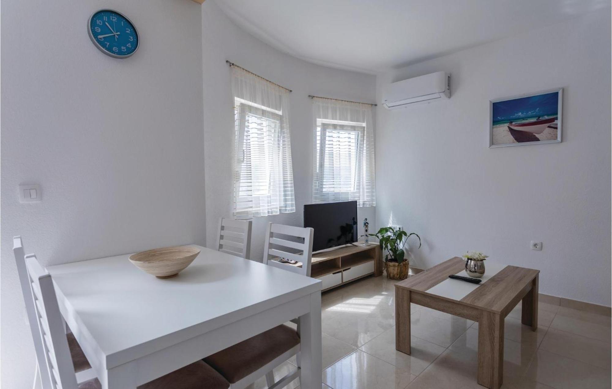 One-Bedroom Apartment in Komarna Klek Buitenkant foto